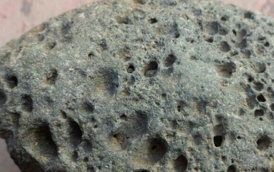 山东出现神秘陨石,被刻上字符,科学家:这不是地球文字?