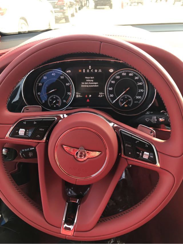 脚部以上的空间几乎都被真皮包裹,整个中控台的造型与宾利欧陆(参数