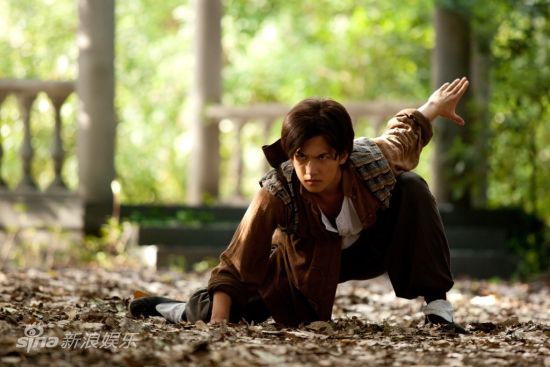 连奕名(微博),杨洋(微博),张嘉倪(微博)主演的电视剧《终极征服》日前