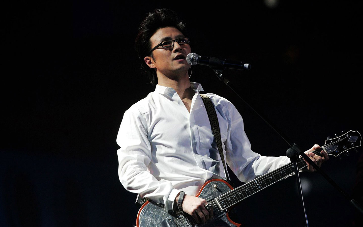 汪峰摇滚歌手酷黑电脑桌面壁纸