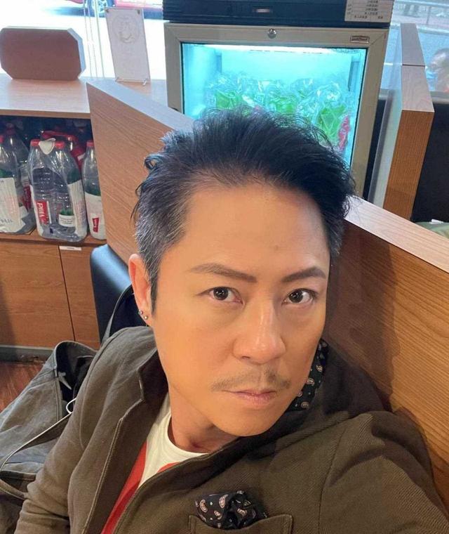 蔡一杰,这位香港男星,近期回到广东汕尾老家探亲访友的消息引起了广泛