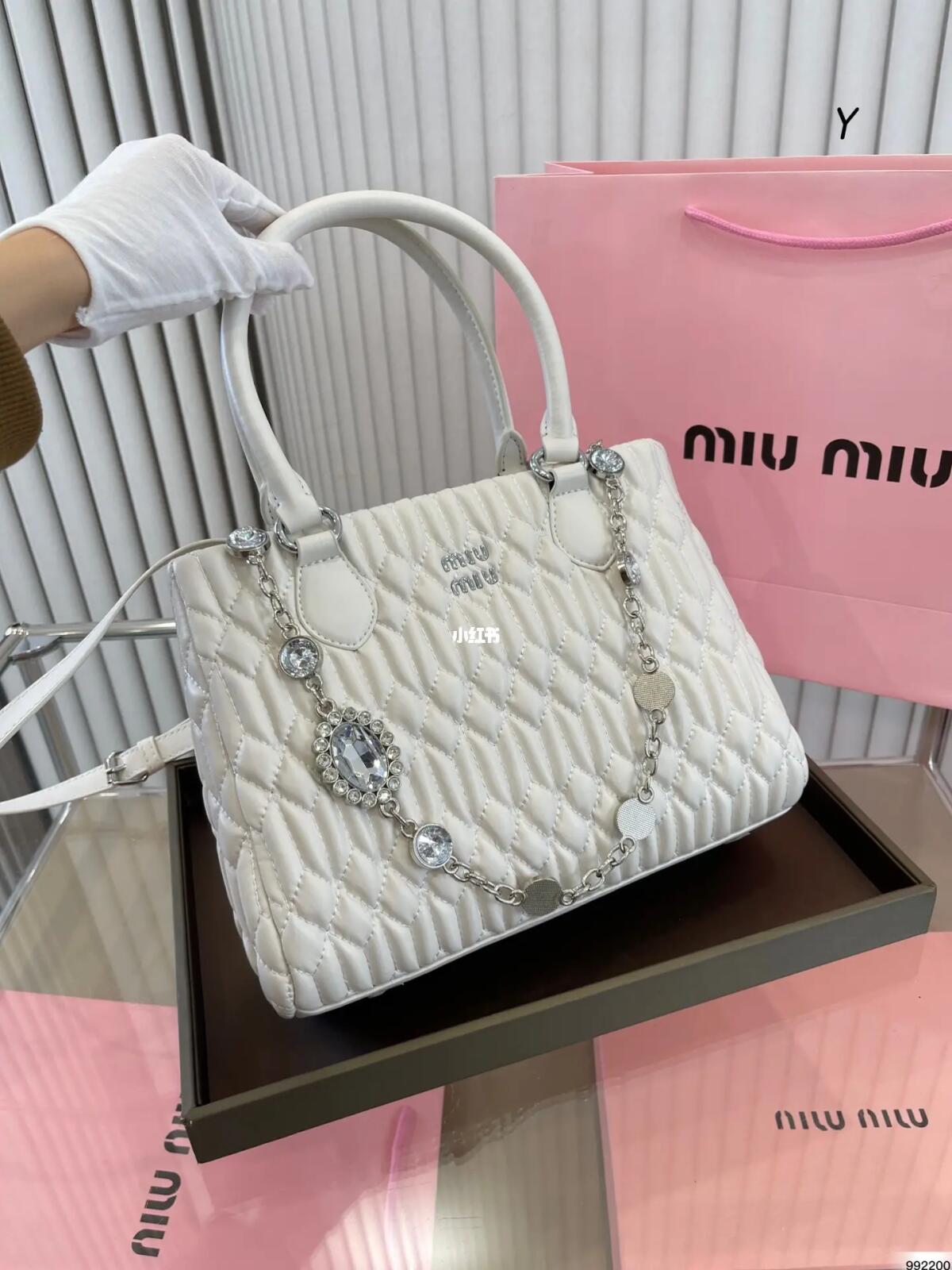 miumiu新款包包   25990