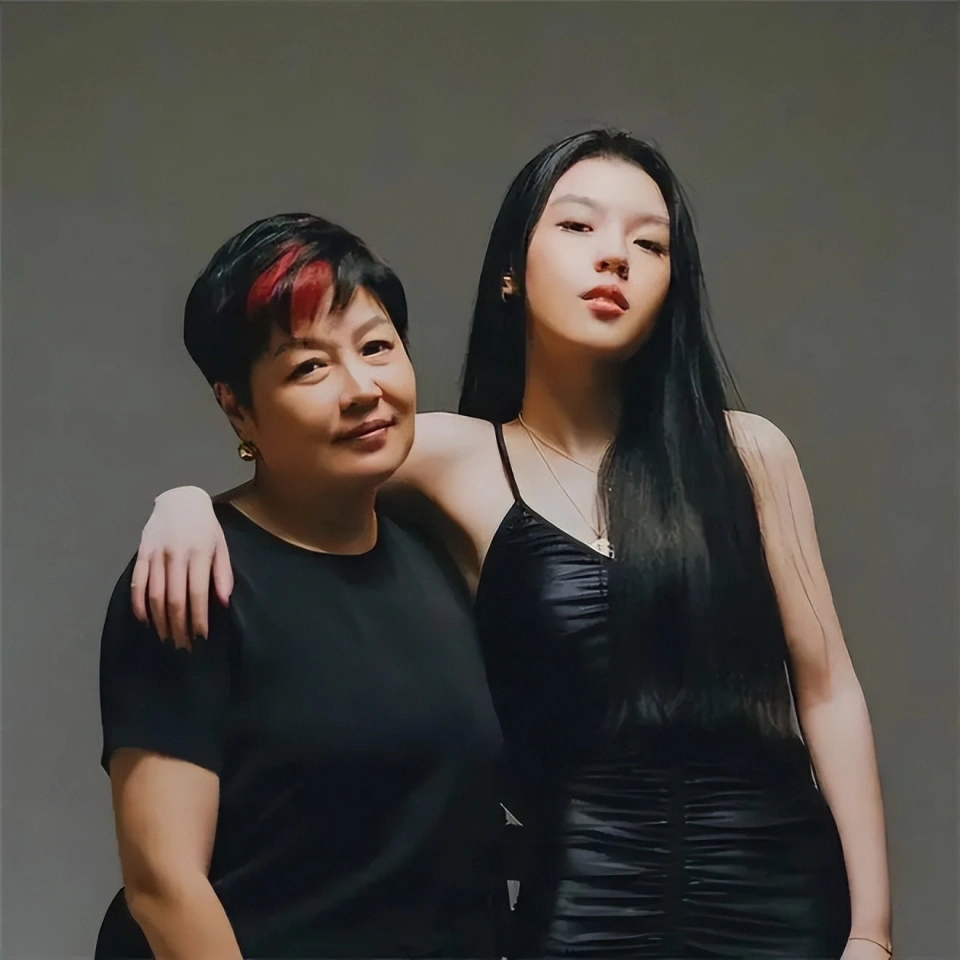 李咏遗孀哈文在日本庆祝55岁生日,背爱马仕包包,出入高档餐厅_腾讯