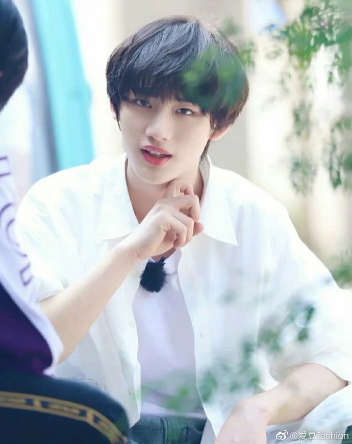 丁程鑫和小学班主任合影