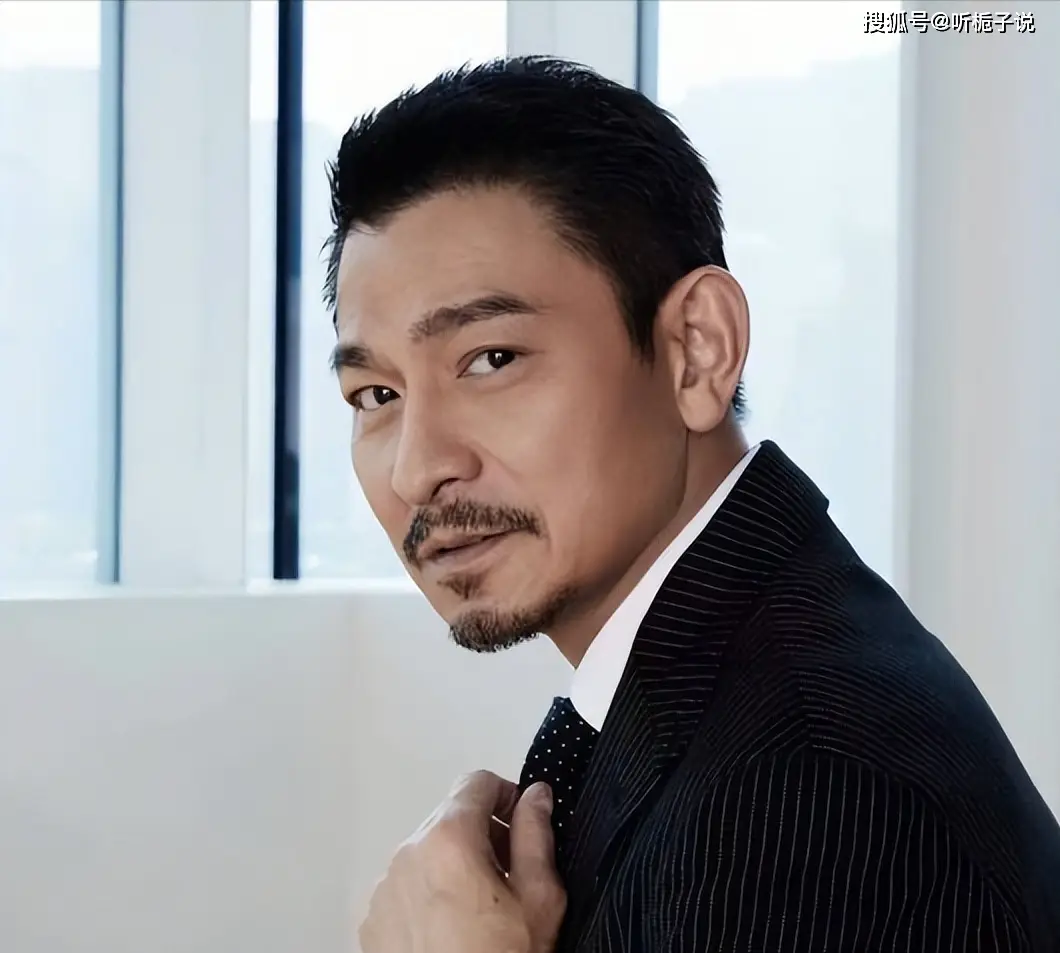 天王刘德华父亲葬礼,紧牵妻女现身殡仪馆,吊唁者都是圈内大咖_刘礼