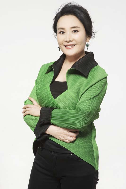 娜仁花是著名演员兼导演,制作人,曾和萨仁高娃,斯琴高娃并称为"三朵