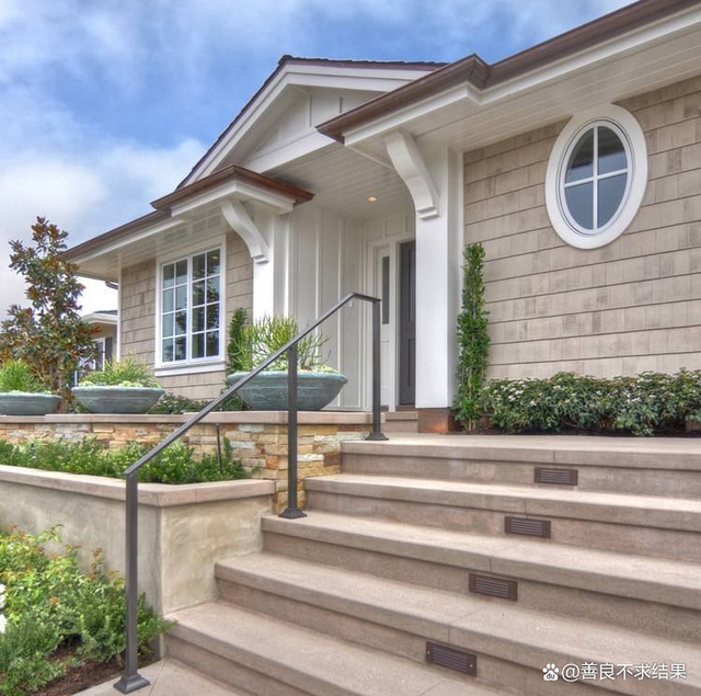 那么怎么样才能让自己小院的台阶更有实用价值又更漂亮呢?