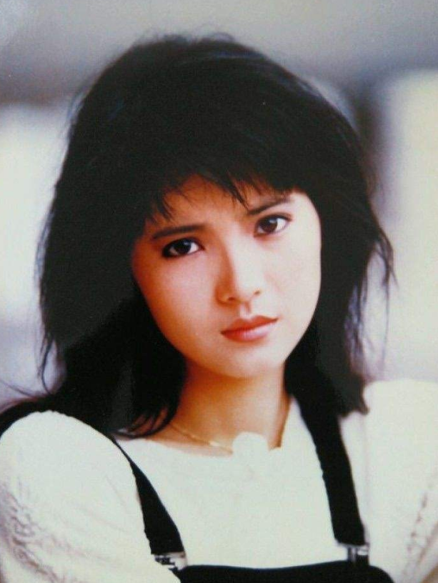 罗慧娟个人资料照片(红颜薄命罗慧娟:向周星驰求婚被拒,33岁意外失聪