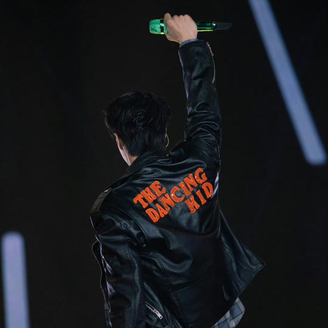 王一博乌镇看戏,衣服图案火出圈,原来喜好都写在衣服上_态度_摩托