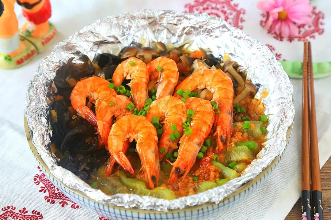 现在出去撸串,搭配烤串的菜那必须是锡纸菜啊,什么锡纸大虾,锡纸豆腐