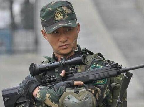 吴京为庆八一穿军装惹争议,遭大v当众质疑违规:不是军人别乱穿
