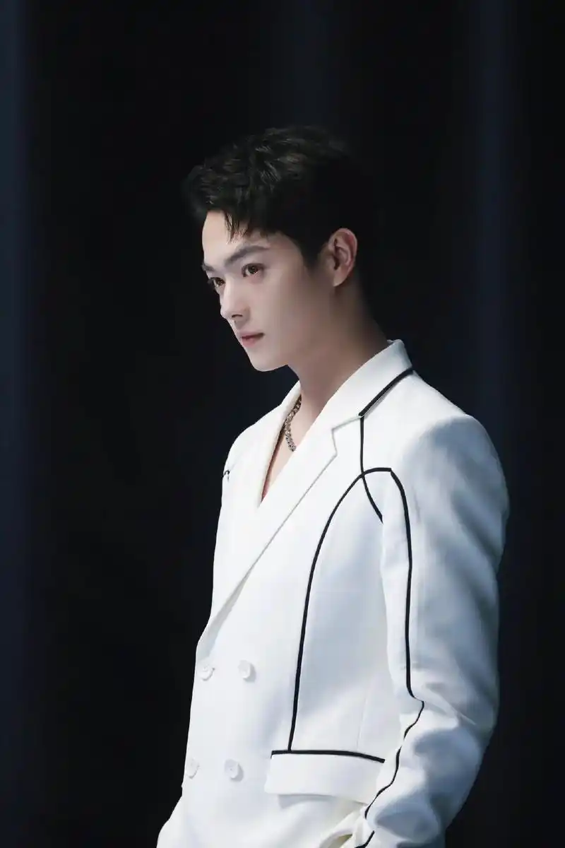 我为什么才看到这组照片,这一身白西装好纯净 #许凯 #向全世 - 抖音