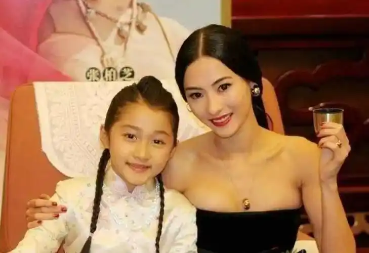 关晓彤童年照曝光!怀里抱7个玩具,一双眼睛比洋娃娃还大