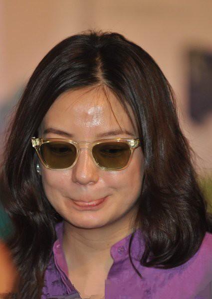 41岁赵薇近照,与好友那英烟不离手,素颜邋遢打扮像大妈