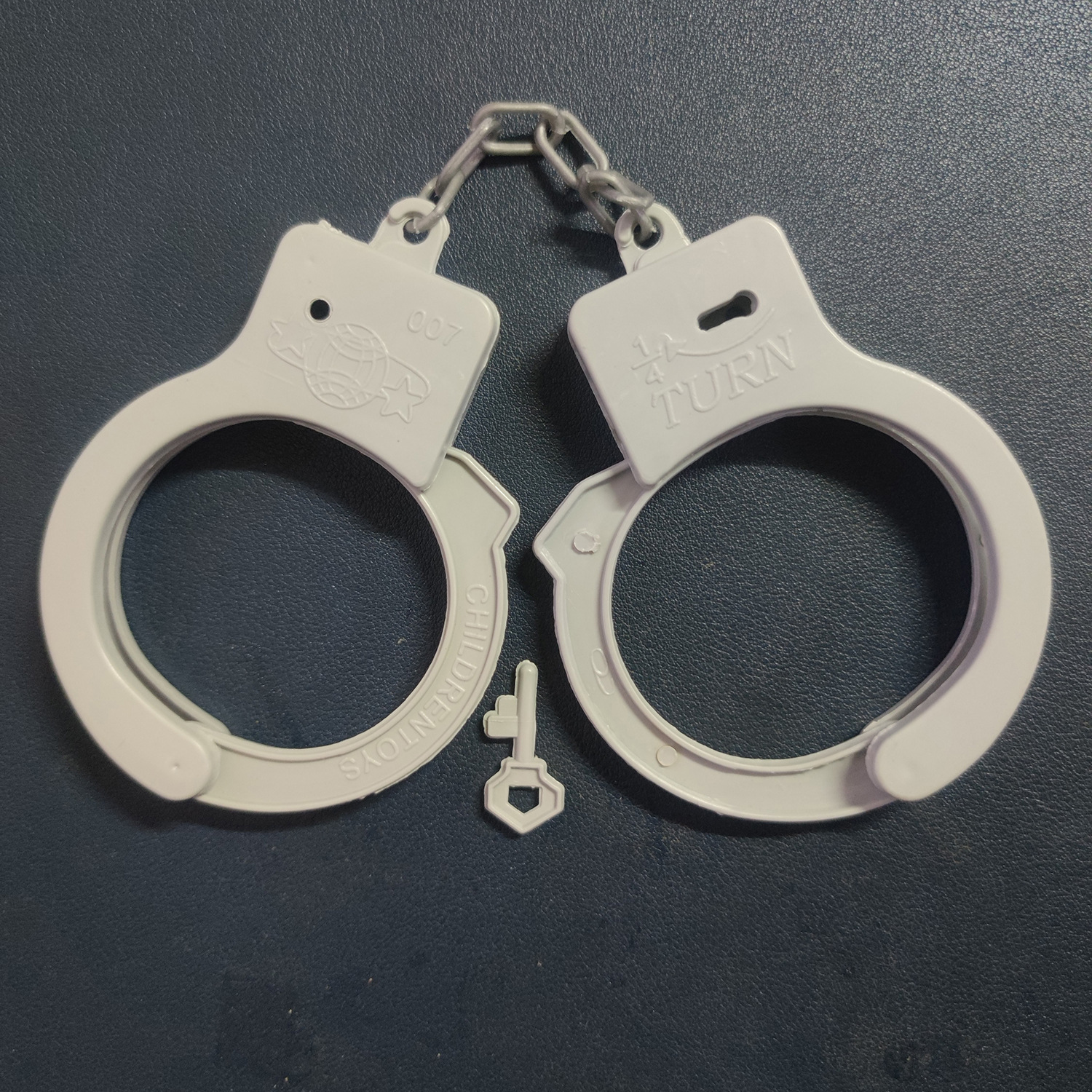 1/4 turn塑料手铐玩具 灰色中丙 cos 仿真情趣手铐道具 制服配饰