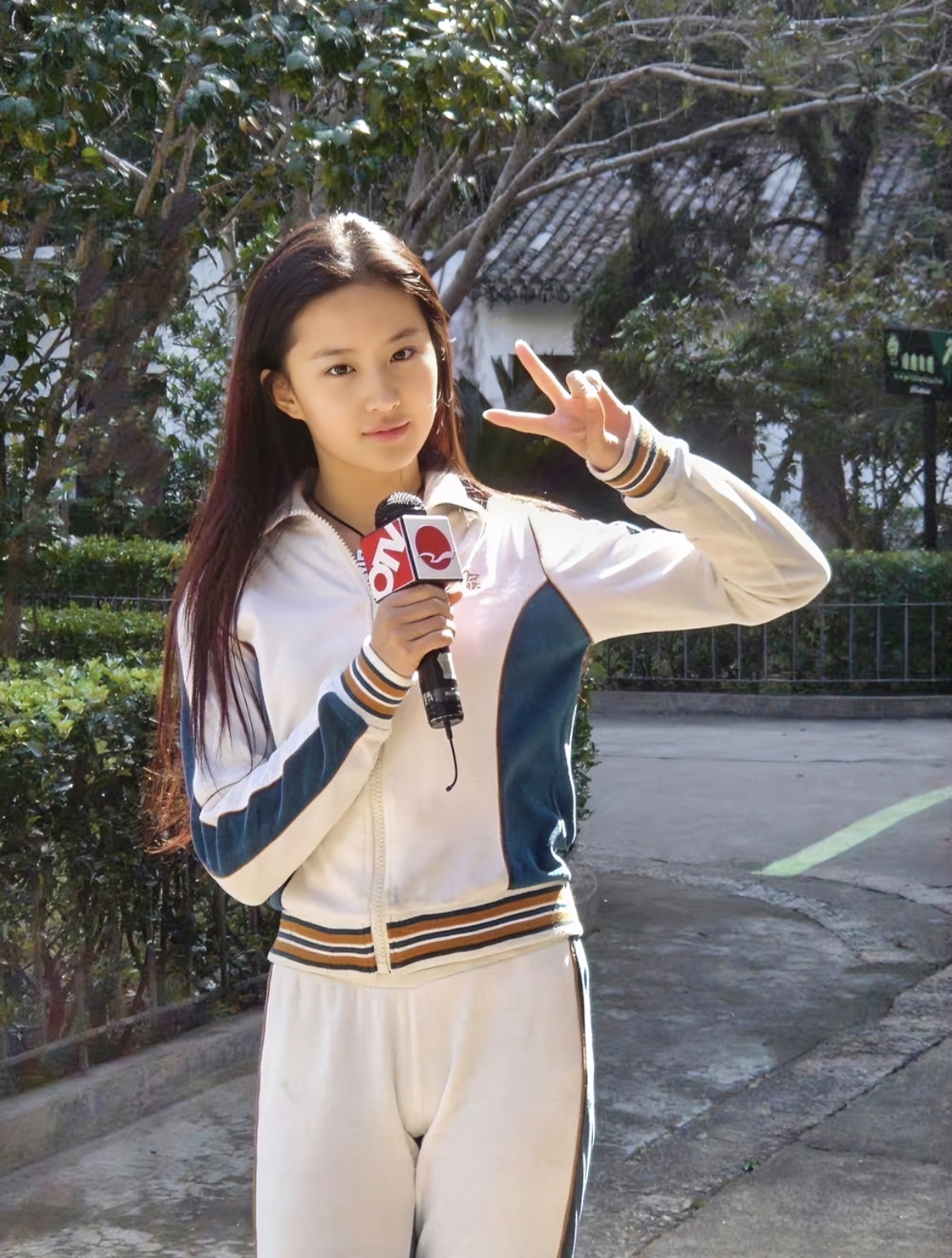 早期穿运动服套装奔跑的刘亦菲,真是活力四射