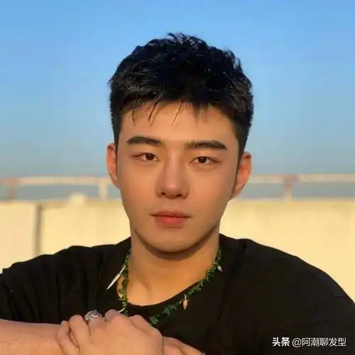 不知道潮男们有没有打算在这个炎热的夏季换一款清爽的发型呢?