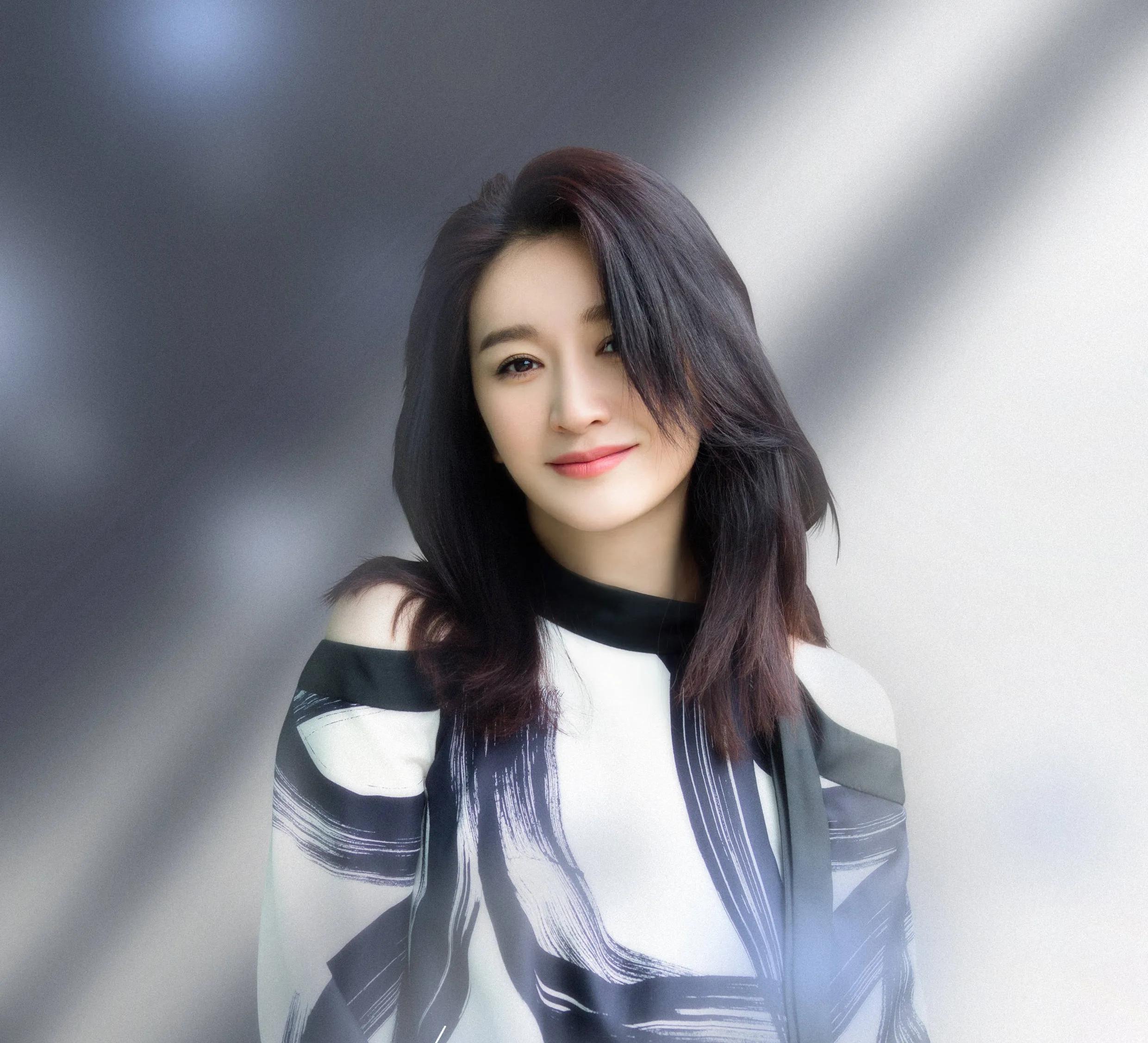 演员李小冉40岁苦尽甘来5个亿随便花被丈夫宠成宝