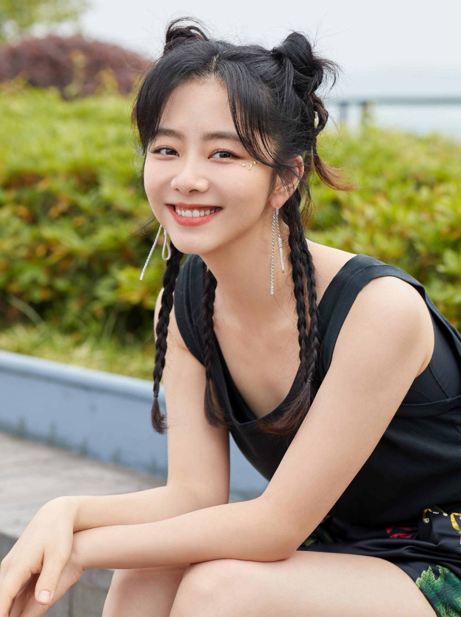 第一次看到谭松韵扎小辫子,穿背心配花裤子个性时髦,超帅气