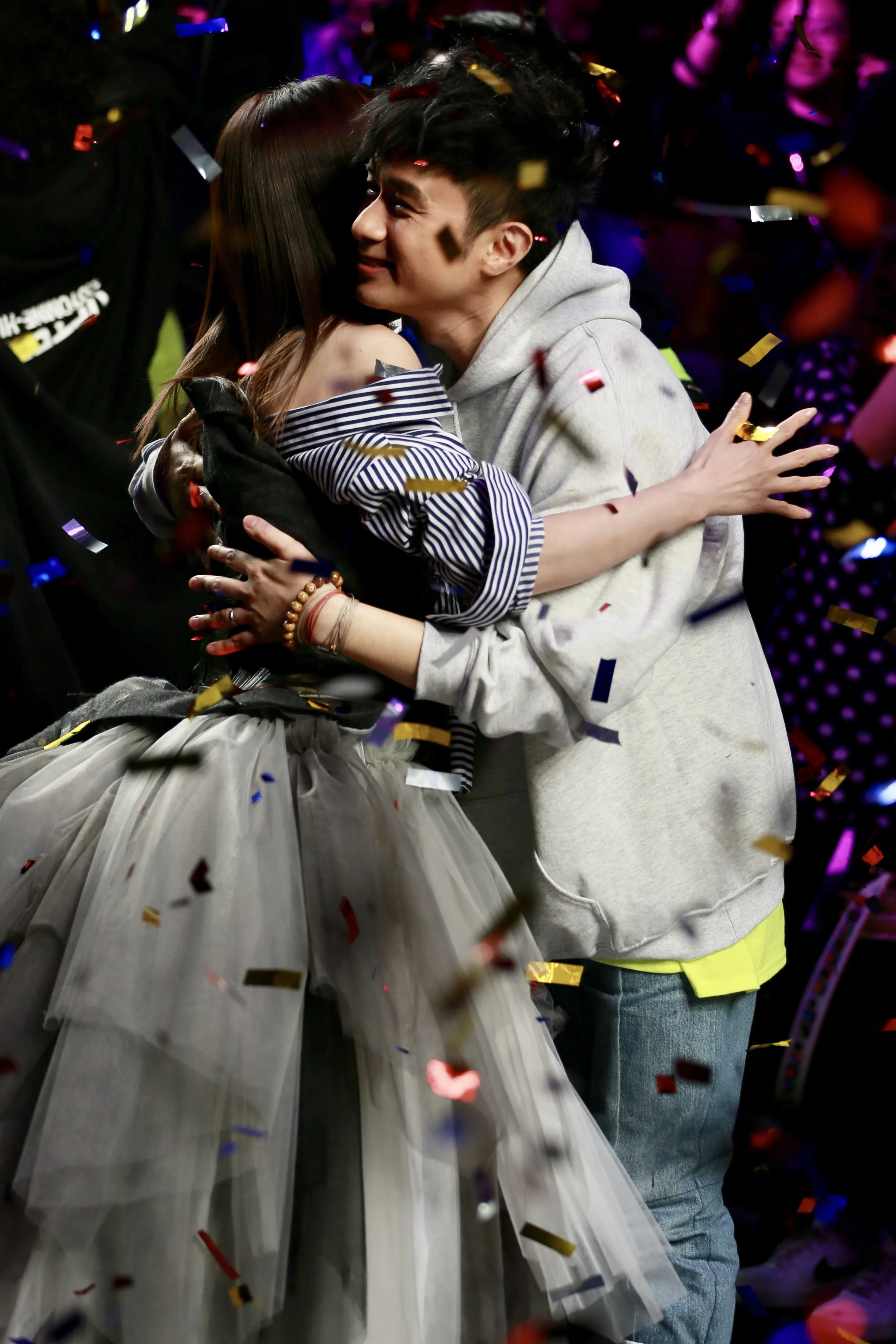 37岁秦岚助阵46岁古巨基时装展,她的小蛮腰太抢眼了