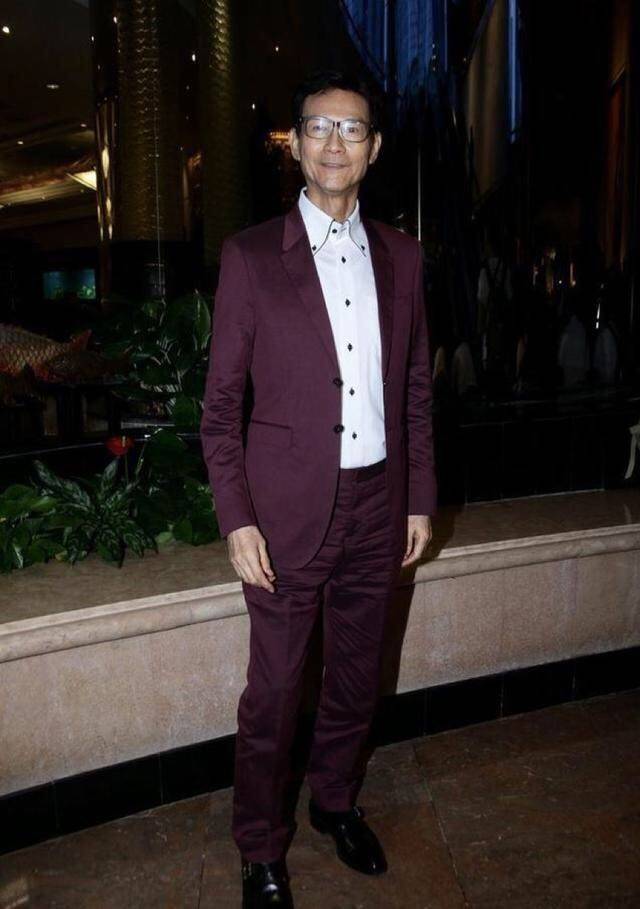 72岁郑少秋近照曝光穿牛仔裤骨瘦如柴引人担忧