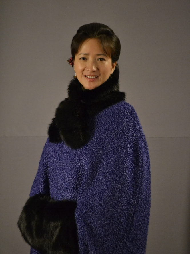 57岁何晴优雅老去真美,穿皮草搭半裙高贵不艳俗,身材发福也文雅