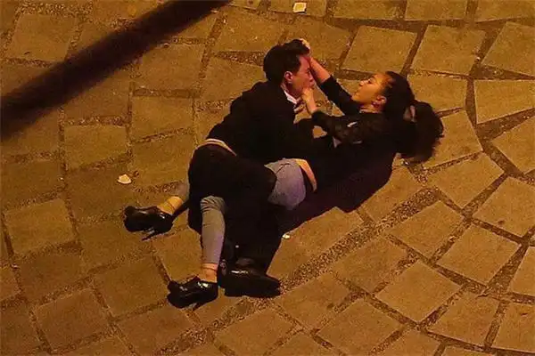 成都情侣街头对打女子逆袭制服男友走红