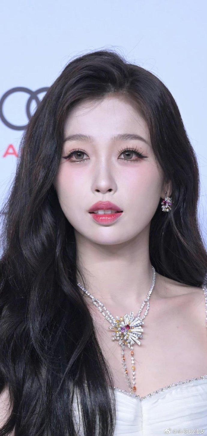 虞书欣 网红妆#虞书欣这次的妆网红感是重但是这不影响欣欣子本谰就