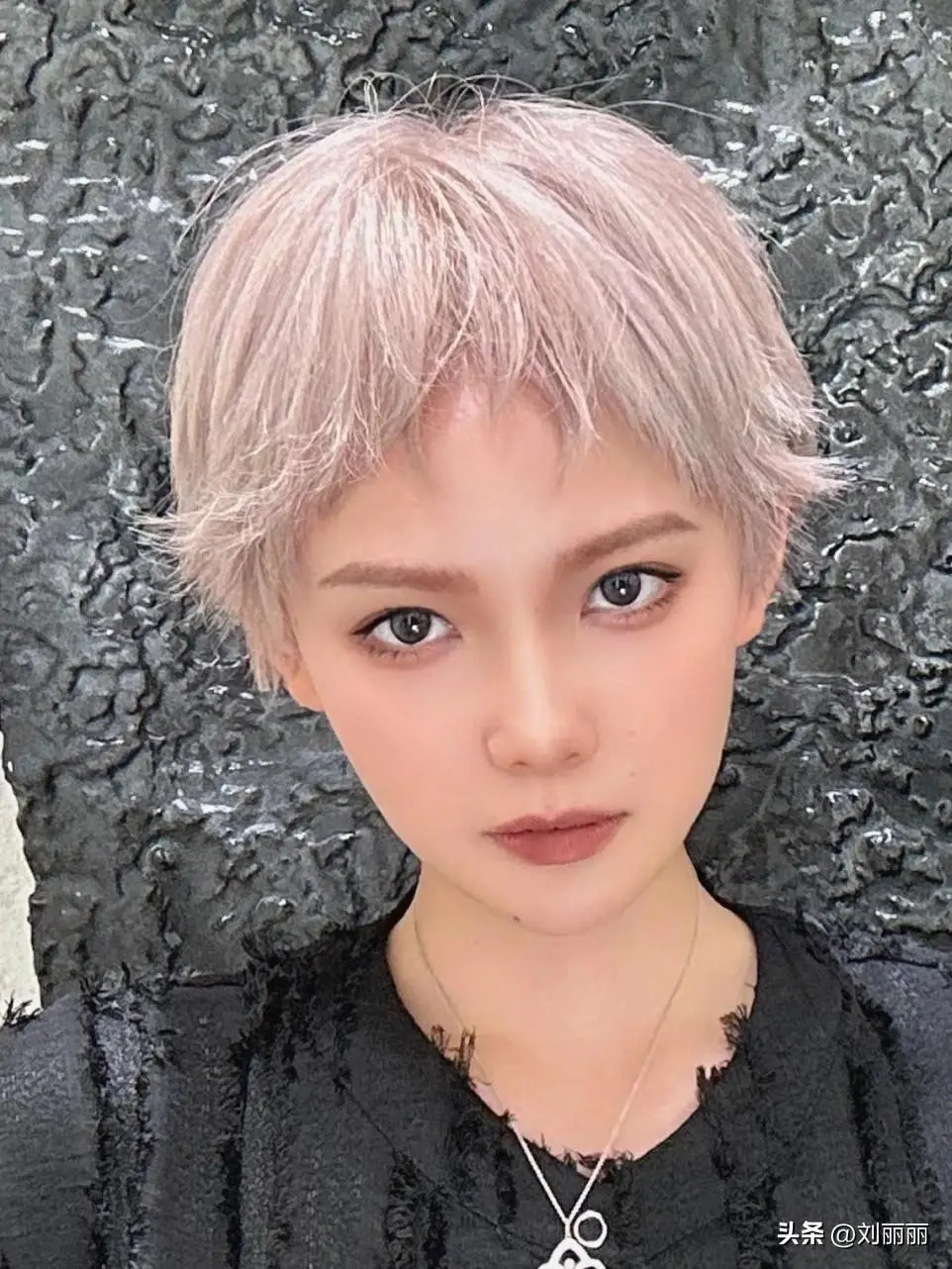 今夏热门发型,狗啃锯齿刘海短发,引领个性时尚新潮流