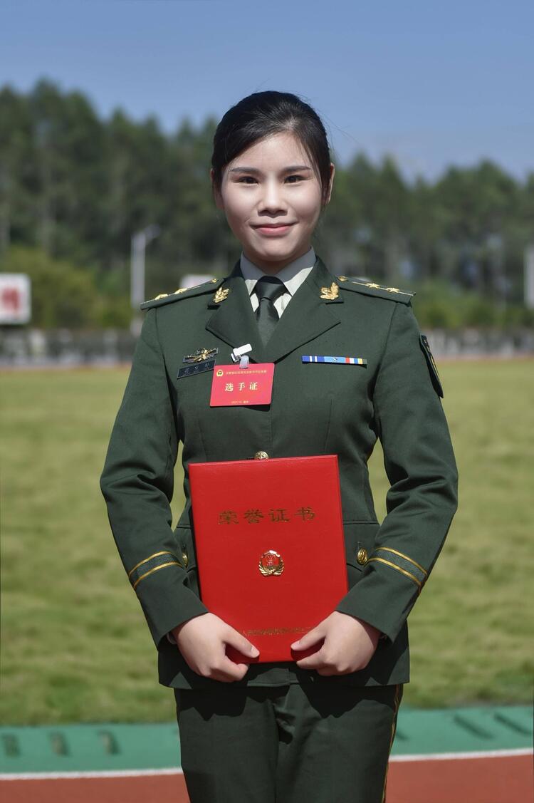 军地联合送喜报载誉荣光满江城武警第二机动总队某支队中尉蒋雯婷荣立