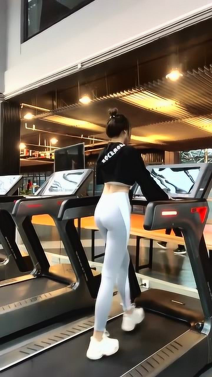 健身房一位背影超好看的小姐姐对她一点抵抗力都没有要心动了