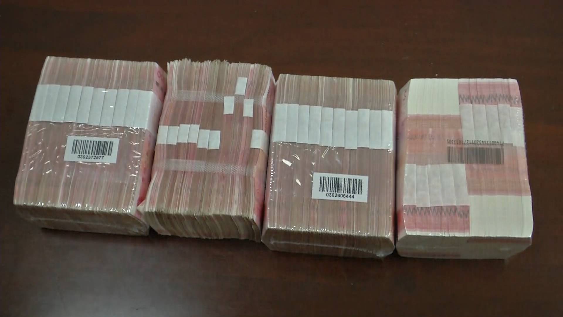 很快,失主郝先生凭着出租车票联系到董师傅所在的车队,四十万元巨款不