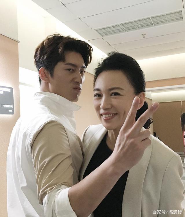 窦骁拥有绅士般迷人微笑,豪宅时尚唯美,健身室黑色风设计超炫酷