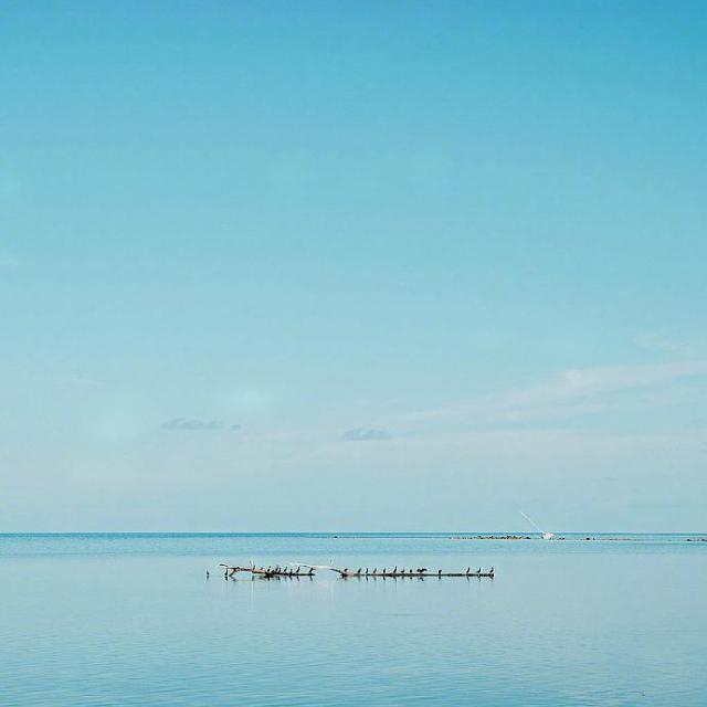 风光摄影,淡蓝色的海和天空.能否带给您清爽的夏日体验呢?