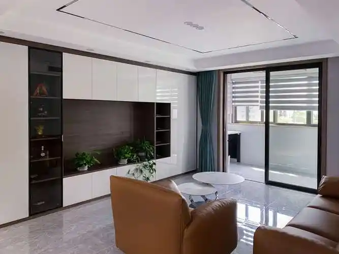 全屋以白色墙面为主,客厅沙发背景墙为浅灰色,有了亮棕色真皮沙发的