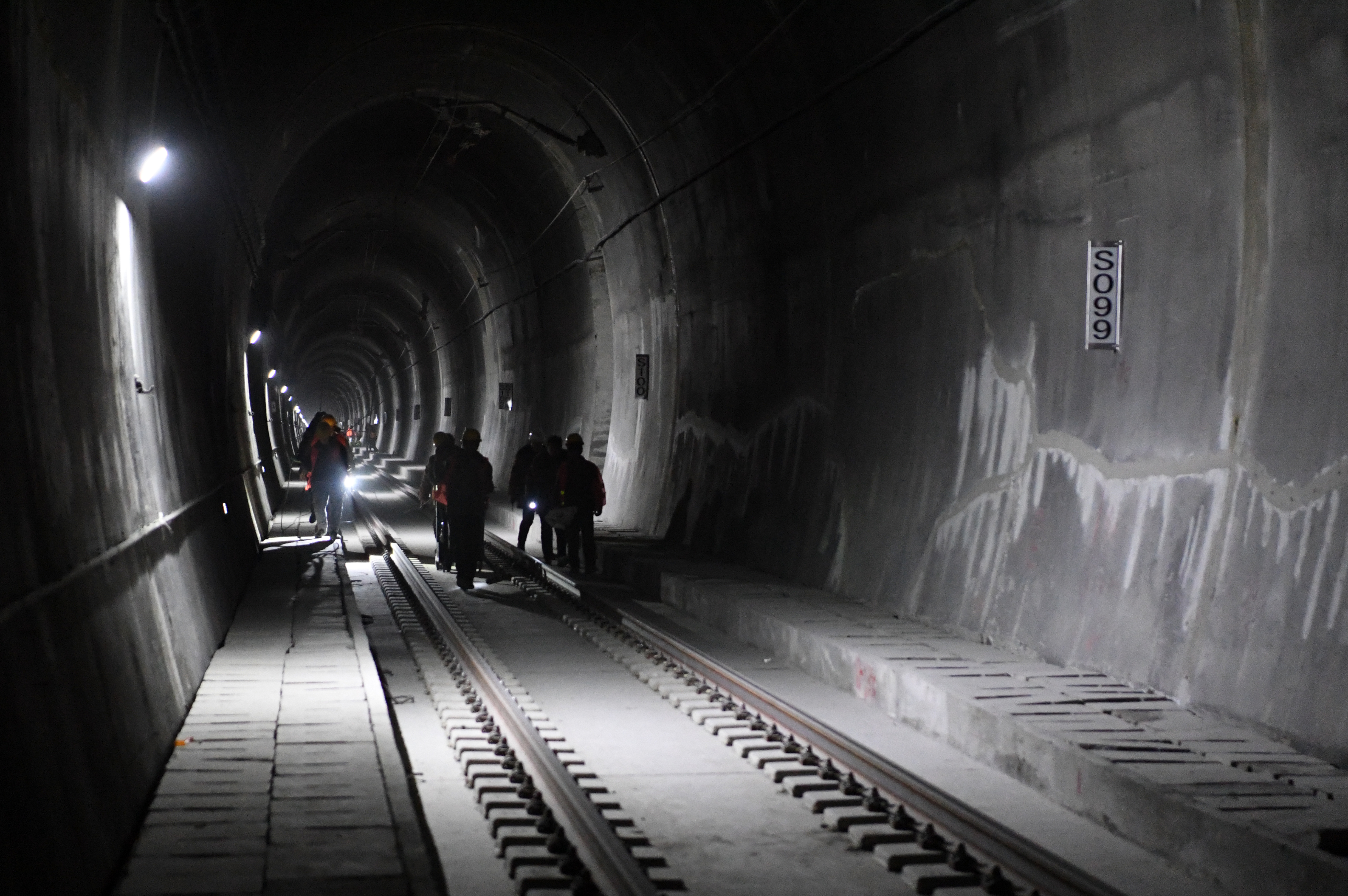 敦格铁路当金山隧道即将正式投入使用(2)