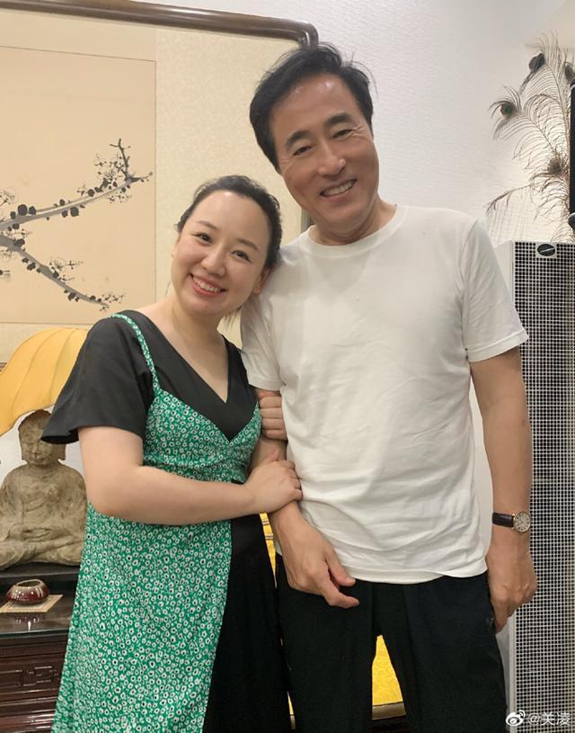 38岁童星关凌罕晒儿女!本人发福大变样,还被认成61岁王为念老婆