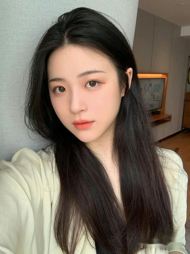 女生如果有这4个特征,是天生的带妆脸,不用化妆也很好看