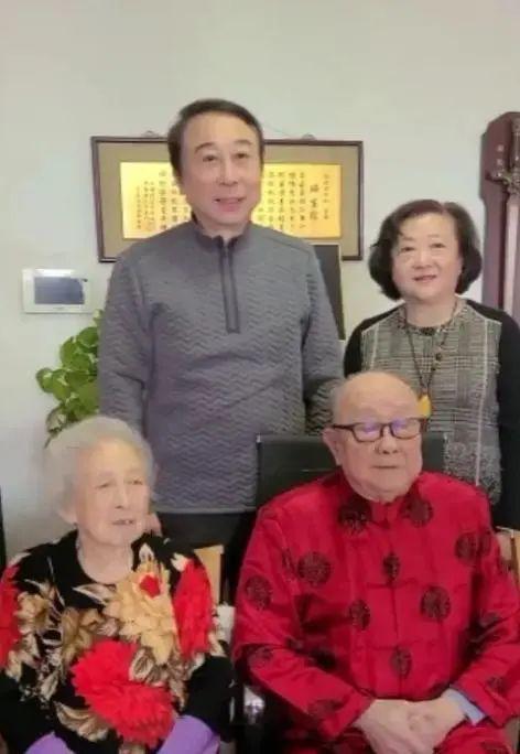 63岁冯巩年轻旧照罕曝光!五官清秀书卷气浓,一家人鼻嘴神相似