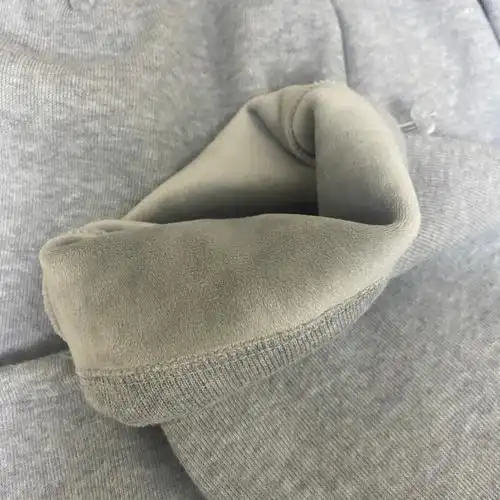 穿了好几天,没有起球没有鼓包,绒比较厚实,挺抗风的我感觉,已经给家里