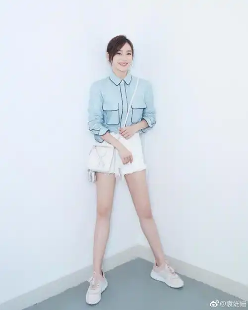 出生于1987年,身高165cm的袁姗姗可以说是最早的那个马甲线女神