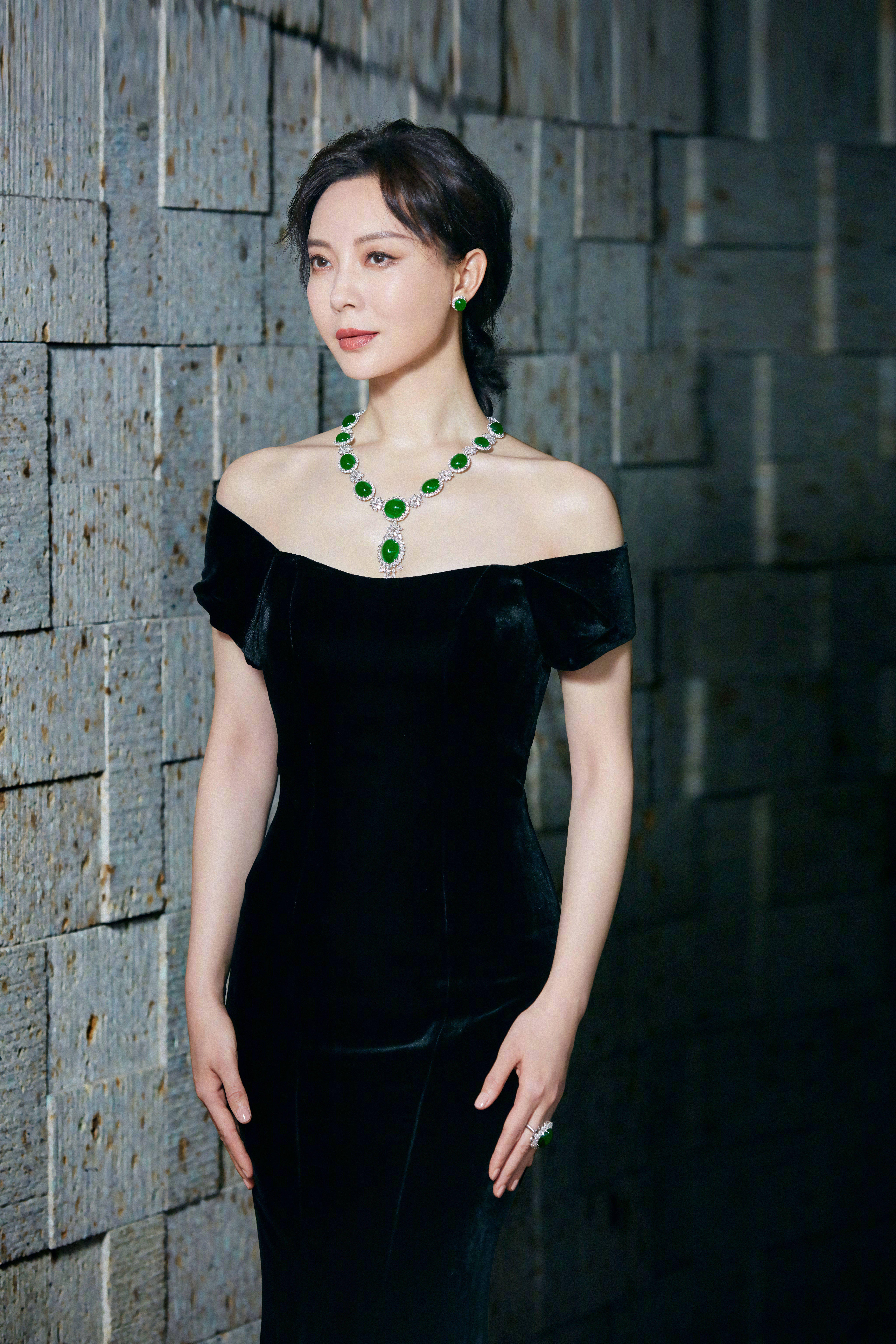 原创44岁的陈数为活动现身黑色v领长裙气质超好岁月沉淀的是魅力