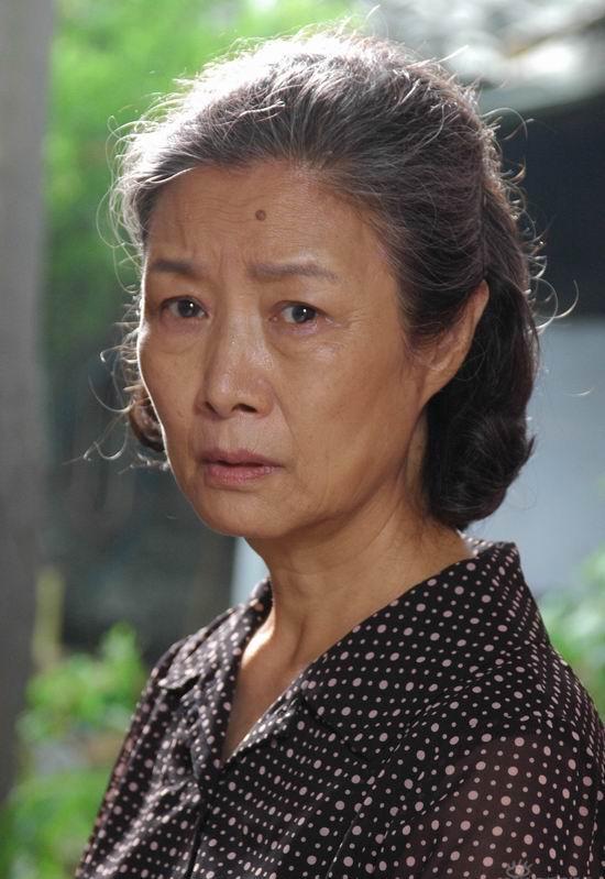 奶奶辈女演员今非昔比,有貌美如花,有风烛残年,岁月催人老 - 奶奶演员