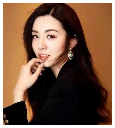 她豪放狂亲胡歌,张嘉益,获封最热辣女演员!_王晓晨_表演_成功