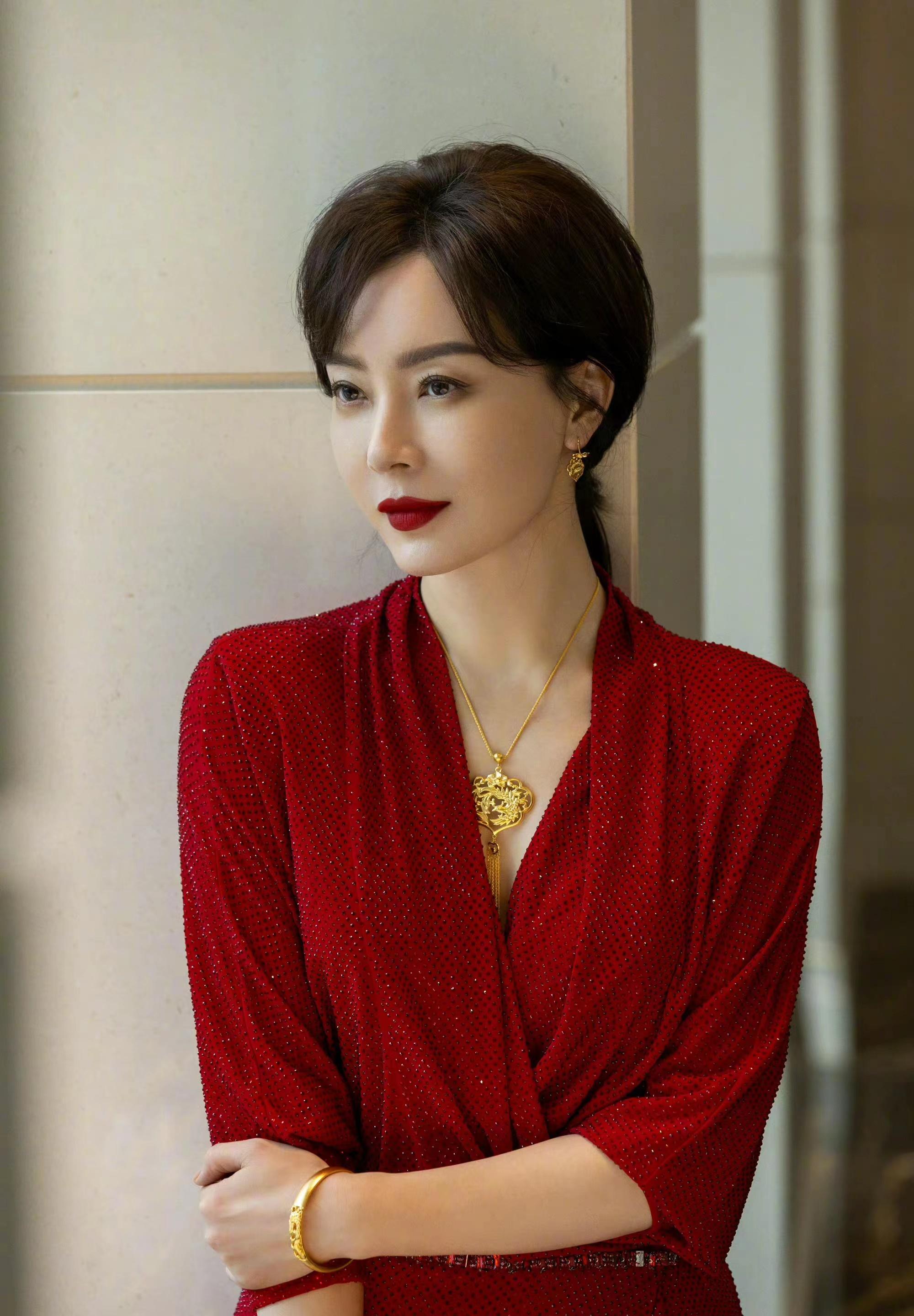 陈数出席活动,穿大红裙靓丽吸睛,涂大红唇气场全开_气质_造型_显得