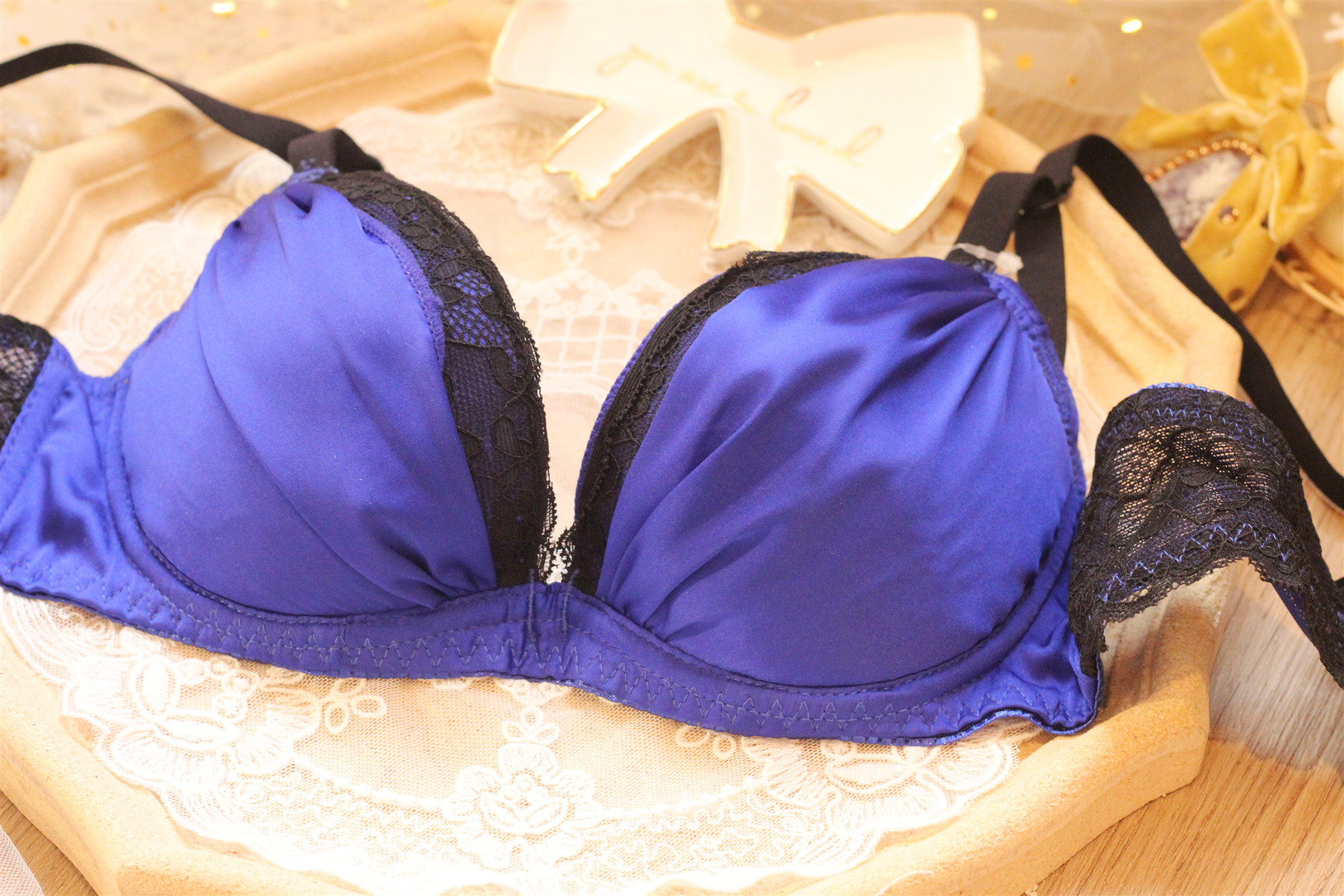 日系女性下垂学生大胸小围性感内衣文胸亮面文胸