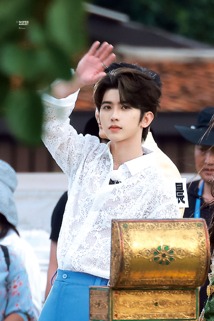 蔡徐坤看郑恺的眼神##蔡徐坤曼谷录制跑男人气好高##奔跑吧泰国路透