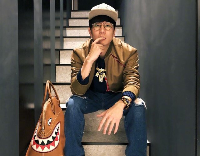 林俊杰过年晒自拍,一双大长腿十分抢镜!