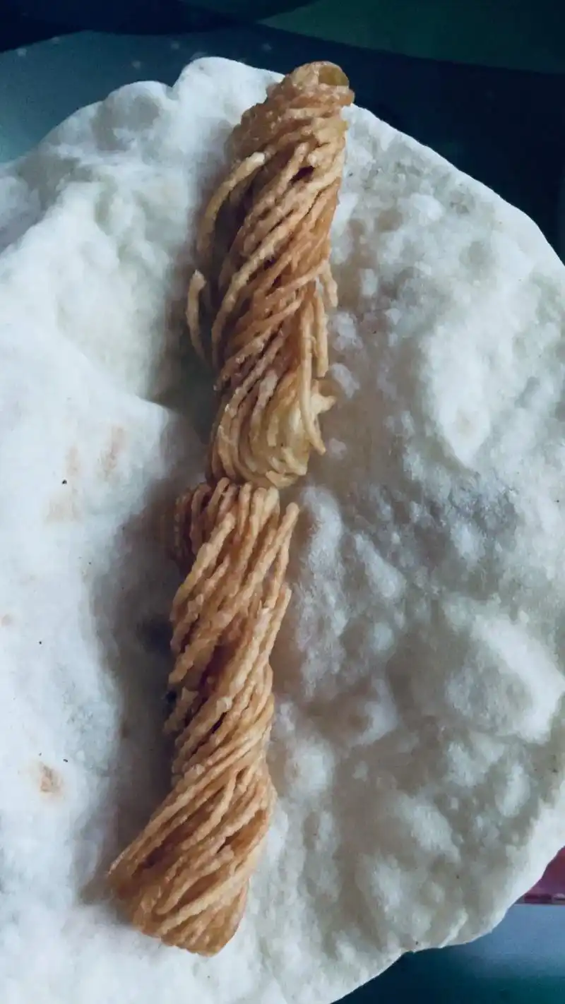 美食新发展.烙馍配馓子,豆角,辣椒,简直超级无敌好吃,这么好 - 抖音