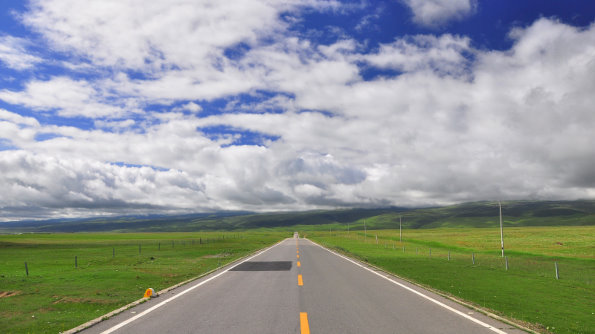 徒步走在这样看不到边际的道路上,路在脚下,路在远方,旅行和不是用